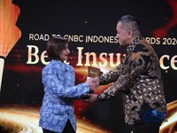 Direktur Legal & Compliance PT Asuransi Allianz Life Indonesia (Allianz Life Indonesia), Hasinah Jusuf menerima penghargaan Best Life Insurance In Sustainable Business Growth & Financial Resilience dalam acara Road To CNBC Indonesia Awards 2026 kateg