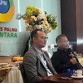 Direktur Utama PT Agrinas Palma Nusantara (Persero) Mohammad Abdul Ghani (dua dari kiri) dalam diskusi bersama media di Kuningan, Jaksel Kamis (8/10/2026). (CNBC Indonesia/Ferry Sandi)