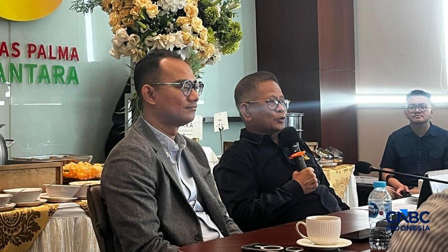 Direktur Utama PT Agrinas Palma Nusantara (Persero) Mohammad Abdul Ghani (dua dari kiri) dalam diskusi bersama media di Kuningan, Jaksel Kamis (8/10/2026). (CNBC Indonesia/Ferry Sandi)