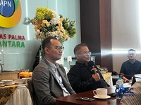 Direktur Utama PT Agrinas Palma Nusantara (Persero) Mohammad Abdul Ghani (dua dari kiri) dalam diskusi bersama media di Kuningan, Jaksel Kamis (8/10/2026). (CNBC Indonesia/Ferry Sandi)