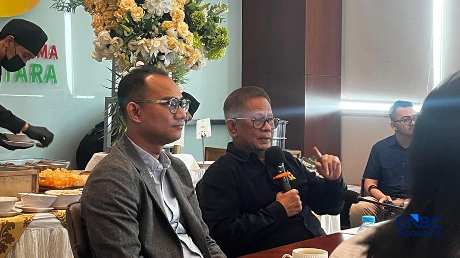 Direktur Utama PT Agrinas Palma Nusantara (Persero) Mohammad Abdul Ghani (dua dari kiri) dalam diskusi bersama media di Kuningan, Jaksel Kamis (8/10/2026). (CNBC Indonesia/Ferry Sandi)
