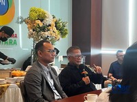 Direktur Utama PT Agrinas Palma Nusantara (Persero) Mohammad Abdul Ghani (dua dari kiri) dalam diskusi bersama media di Kuningan, Jaksel Kamis (8/10/2026). (CNBC Indonesia/Ferry Sandi)