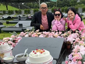 DJ Koo Kunjungi Makam Barbie Hsu di Ultah ke-50 Bikin Fans Terharu