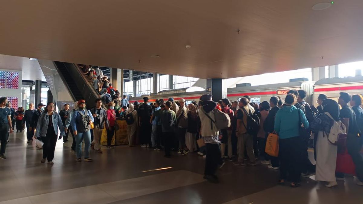 Ada Eskalator Mati, Antrean Penumpang Mengular di Stasiun Tanah Abang Sore Ini — NadiKabar.com