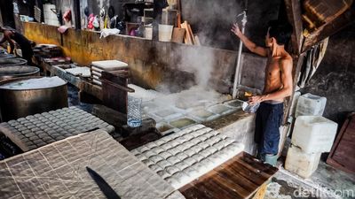 Harga Kedelai Naik, Begini Perjuangan Perajin Tahu Menjaga Produksi