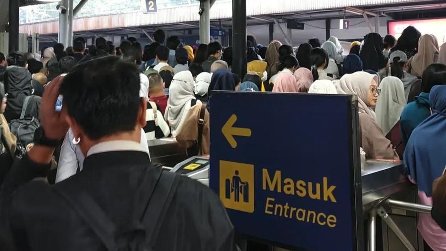 Ilustrasi penumpukan penumpang KRL Green Line. (Tangkapan layar tangsel.info)