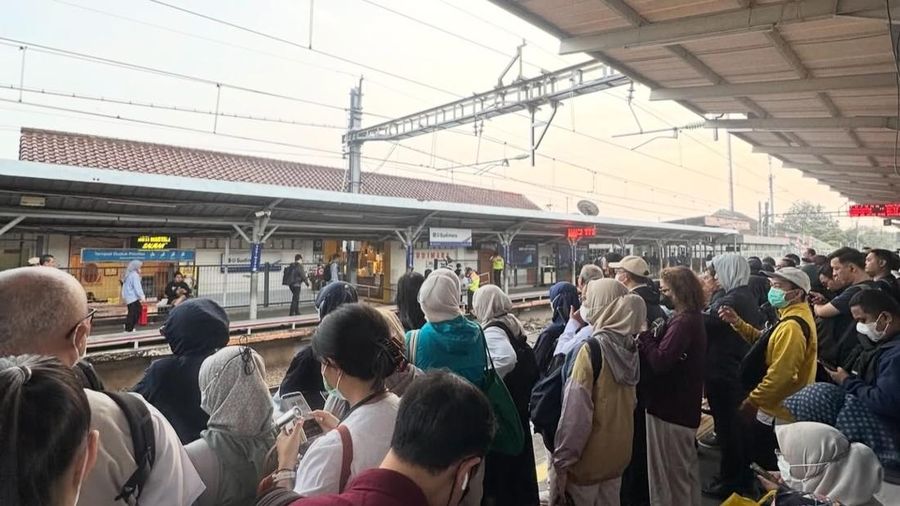 Ilustrasi penumpukan penumpang KRL Green Line. (Tangkapan layar tangsel.info)