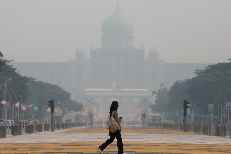 Indeks Polusi Udara (APIMS) Malaysia melaporkan sedikitnya 37 kawasan di negara tersebut mencatat indeks polusi udara (IPU) dalam kategori tidak sehat pada Rabu (7/10/2026). (REUTERS/Hasnoor Hussain)