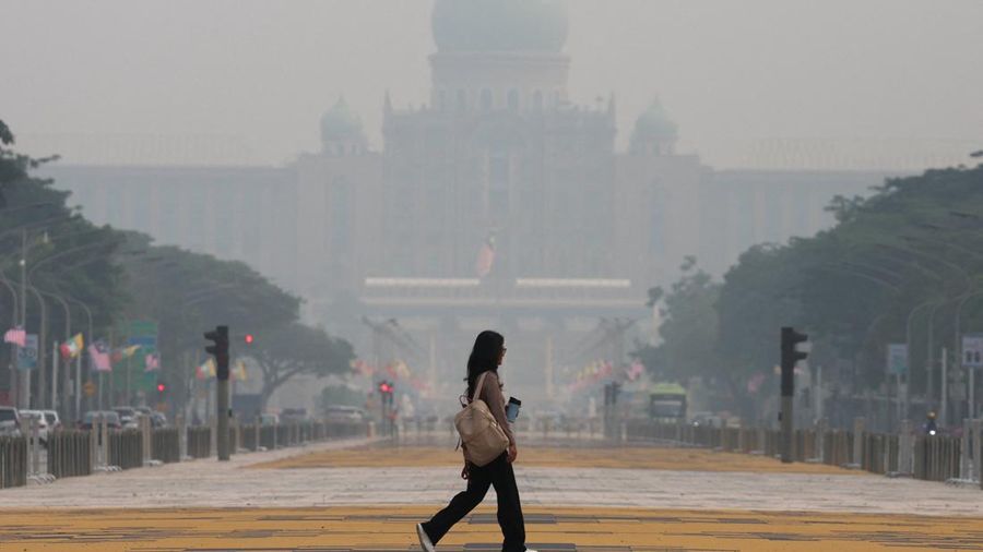 Indeks Polusi Udara (APIMS) Malaysia melaporkan sedikitnya 37 kawasan di negara tersebut mencatat indeks polusi udara (IPU) dalam kategori tidak sehat pada Rabu (7/10/2026). (REUTERS/Hasnoor Hussain)