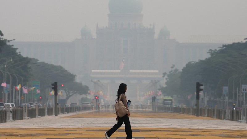Indeks Polusi Udara (APIMS) Malaysia melaporkan sedikitnya 37 kawasan di negara tersebut mencatat indeks polusi udara (IPU) dalam kategori tidak sehat pada Rabu (7/10/2026). (REUTERS/Hasnoor Hussain)