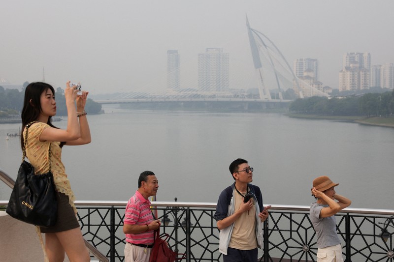 Indeks Polusi Udara (APIMS) Malaysia melaporkan sedikitnya 37 kawasan di negara tersebut mencatat indeks polusi udara (IPU) dalam kategori tidak sehat pada Rabu (7/10/2026). (REUTERS/Hasnoor Hussain)