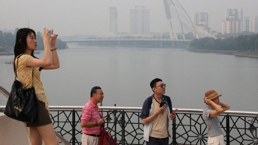 Indeks Polusi Udara (APIMS) Malaysia melaporkan sedikitnya 37 kawasan di negara tersebut mencatat indeks polusi udara (IPU) dalam kategori tidak sehat pada Rabu (7/10/2026). (REUTERS/Hasnoor Hussain)