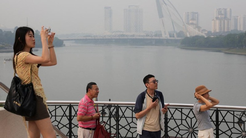 Indeks Polusi Udara (APIMS) Malaysia melaporkan sedikitnya 37 kawasan di negara tersebut mencatat indeks polusi udara (IPU) dalam kategori tidak sehat pada Rabu (7/10/2026). (REUTERS/Hasnoor Hussain)