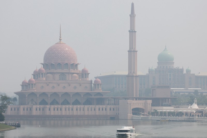 Indeks Polusi Udara (APIMS) Malaysia melaporkan sedikitnya 37 kawasan di negara tersebut mencatat indeks polusi udara (IPU) dalam kategori tidak sehat pada Rabu (7/10/2026). (REUTERS/Hasnoor Hussain)