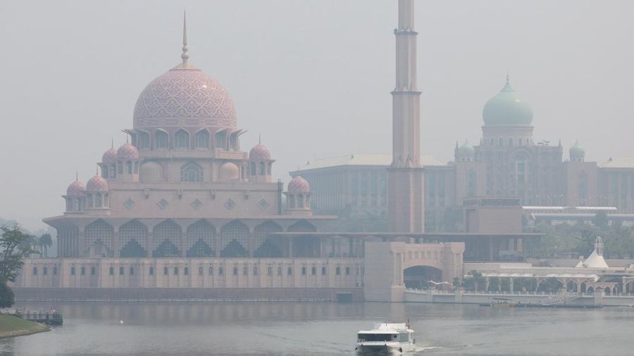 Indeks Polusi Udara (APIMS) Malaysia melaporkan sedikitnya 37 kawasan di negara tersebut mencatat indeks polusi udara (IPU) dalam kategori tidak sehat pada Rabu (7/10/2026). (REUTERS/Hasnoor Hussain)