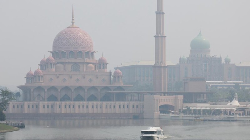 Indeks Polusi Udara (APIMS) Malaysia melaporkan sedikitnya 37 kawasan di negara tersebut mencatat indeks polusi udara (IPU) dalam kategori tidak sehat pada Rabu (7/10/2026). (REUTERS/Hasnoor Hussain)
