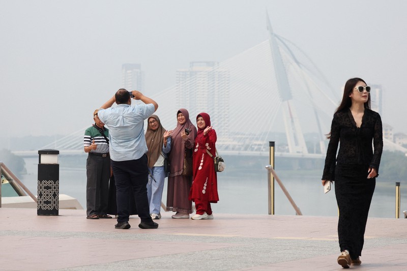Indeks Polusi Udara (APIMS) Malaysia melaporkan sedikitnya 37 kawasan di negara tersebut mencatat indeks polusi udara (IPU) dalam kategori tidak sehat pada Rabu (7/10/2026). (REUTERS/Hasnoor Hussain)