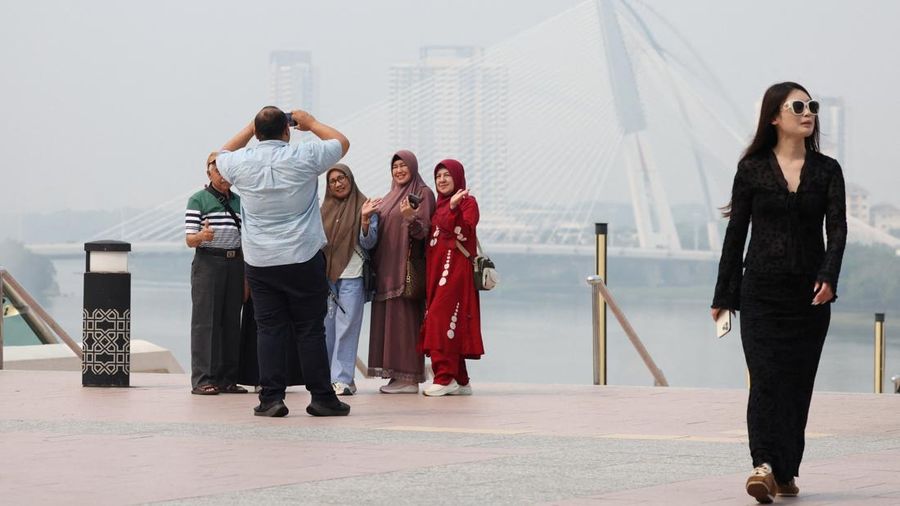 Indeks Polusi Udara (APIMS) Malaysia melaporkan sedikitnya 37 kawasan di negara tersebut mencatat indeks polusi udara (IPU) dalam kategori tidak sehat pada Rabu (7/10/2026). (REUTERS/Hasnoor Hussain)