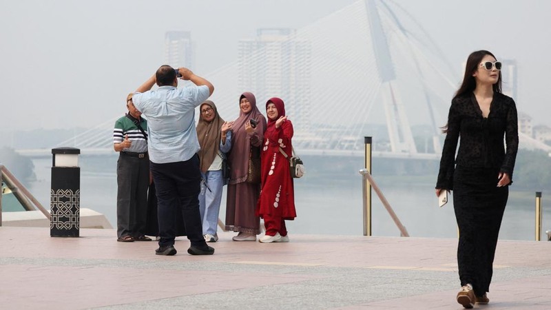Indeks Polusi Udara (APIMS) Malaysia melaporkan sedikitnya 37 kawasan di negara tersebut mencatat indeks polusi udara (IPU) dalam kategori tidak sehat pada Rabu (7/10/2026). (REUTERS/Hasnoor Hussain)