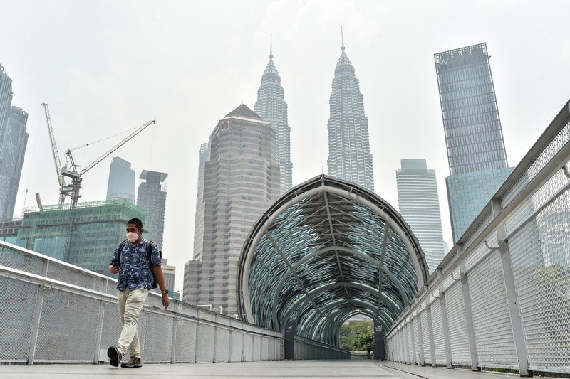Indeks Polusi Udara (APIMS) Malaysia melaporkan sedikitnya 37 kawasan di negara tersebut mencatat indeks polusi udara (IPU) dalam kategori tidak sehat pada Rabu (7/10/2026). (REUTERS/Hasnoor Hussain)