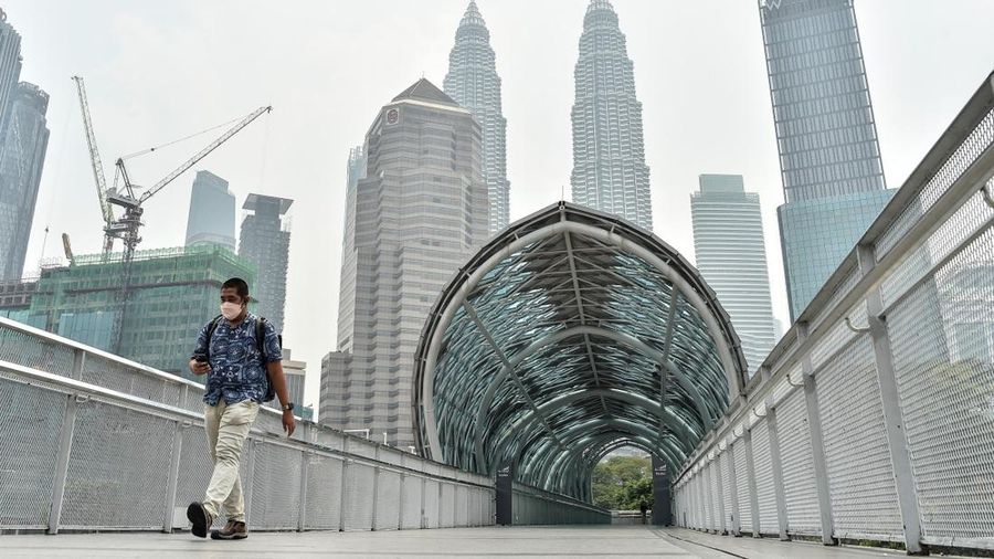 Indeks Polusi Udara (APIMS) Malaysia melaporkan sedikitnya 37 kawasan di negara tersebut mencatat indeks polusi udara (IPU) dalam kategori tidak sehat pada Rabu (7/10/2026). (Arif Kartono / AFP)