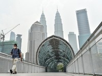 Indeks Polusi Udara (APIMS) Malaysia melaporkan sedikitnya 37 kawasan di negara tersebut mencatat indeks polusi udara (IPU) dalam kategori tidak sehat pada Rabu (7/10/2026). (Arif Kartono / AFP)