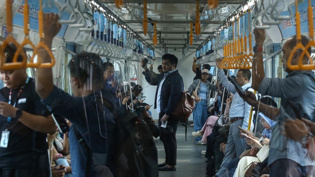 Ilustrasi berita Bisnis: Jakarta Makin Ramai, Penumpang Transportasi Umum Tembus 42 Juta pada Agustus