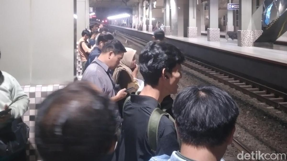 KRL Green Line Gangguan, Penumpang Menumpuk di Stasiun Kebayoran — NadiKabar.com