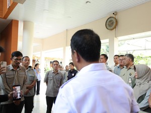 Nah Lho! Amran Pergoki Pegawai Merokok di Jam Kerja, Langsung Diskors