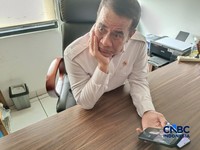 Menteri Pertanian (Mentan) Amran Sulaiman melakukan inspeksi mendadak ke kantor Direktorat Jenderal Tanaman Pangan dan Direktorat Jenderal Hortikultura, Jakarta, Kamis (8/10/2026). (CNBC Indonesia/Martyasari Rizki)