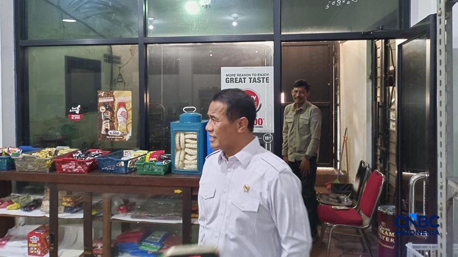Menteri Pertanian (Mentan) Amran Sulaiman melakukan inspeksi mendadak ke kantor Direktorat Jenderal Tanaman Pangan dan Direktorat Jenderal Hortikultura, Jakarta, Kamis (8/10/2026). (CNBC Indonesia/Martyasari Rizki)