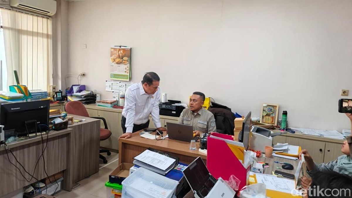 Nah Lho! Amran Pergoki Pegawai Merokok di Jam Kerja, Langsung Diskors — NadiKabar.com