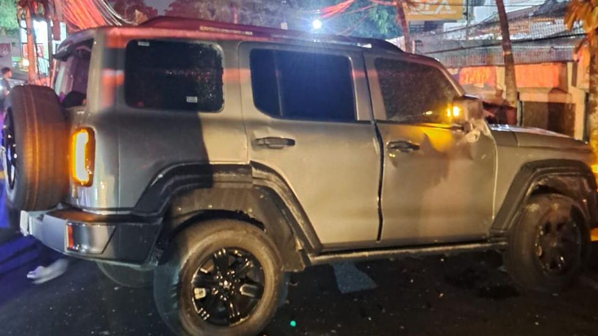 Ilustrasi berita Nasional: Detik-detik Tabrakan Maut GMW Tank di Jakbar hingga Motor Nyangkut di Parit