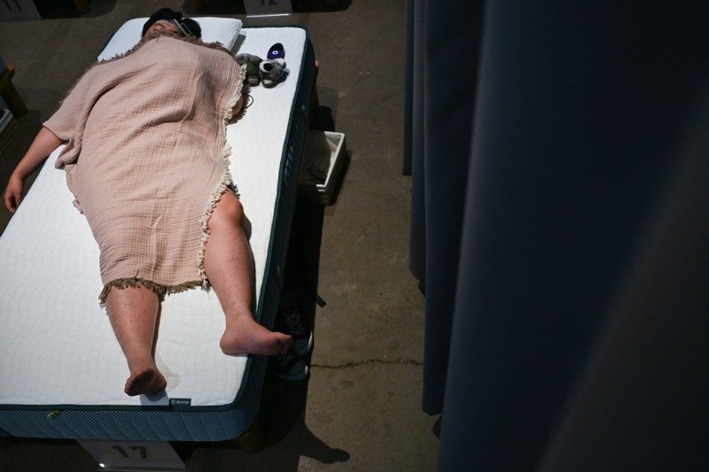 Peserta mengikuti kompetisi tidur yang diselenggarakan oleh sebuah merek kasur di Tokyo, Jepang, Senin (5/10/2026). (AFP/SELIM CHTAYTI)