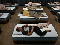 Peserta mengikuti kompetisi tidur yang diselenggarakan oleh sebuah merek kasur di Tokyo, Jepang, Senin (5/10/2026). (AFP/SELIM CHTAYTI)