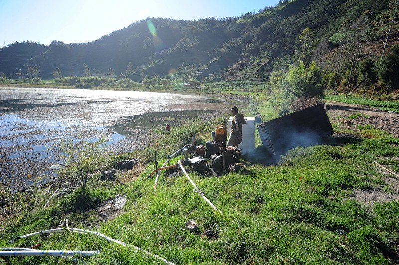 Pipa paralon untuk penyiraman ladang pertanian di Telaga Merdada Dieng., Jawa Tengah, Rabu (7/10/2026). (ZUMA Press Wire via Reuters Conn/Dasril Roszandi)