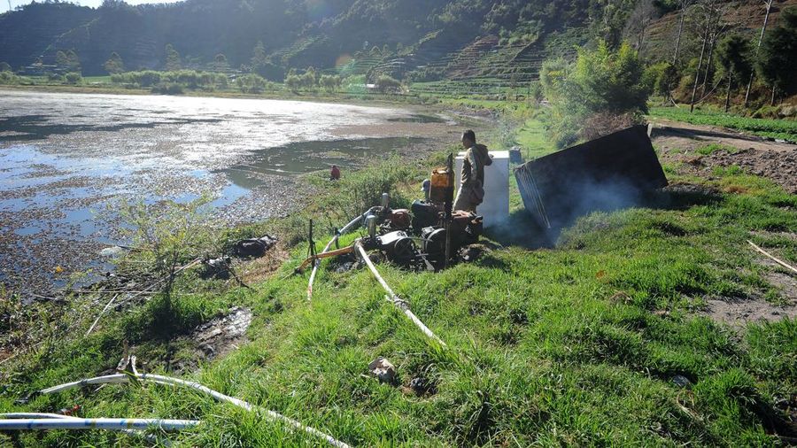 Pipa paralon untuk penyiraman ladang pertanian di Telaga Merdada Dieng., Jawa Tengah, Rabu (7/10/2026).