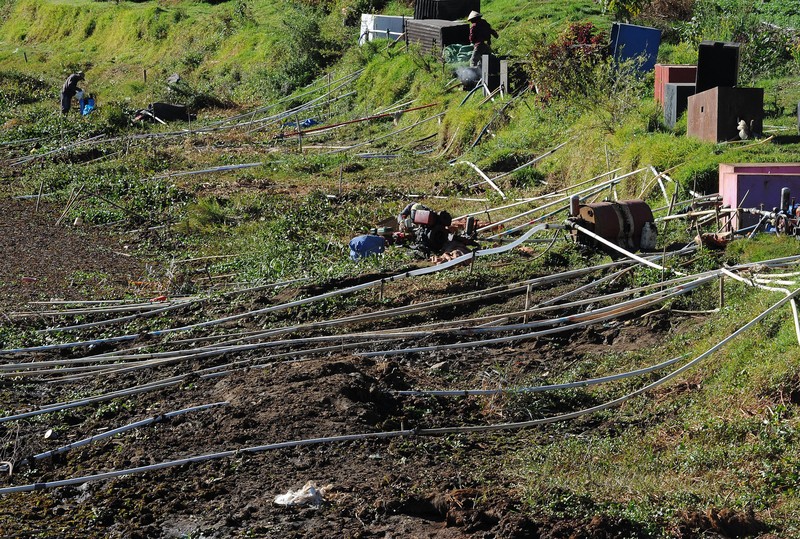 Pipa paralon untuk penyiraman ladang pertanian di Telaga Merdada Dieng., Jawa Tengah, Rabu (7/10/2026). (ZUMA Press Wire via Reuters Conn/Dasril Roszandi)