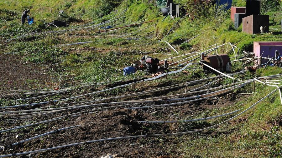 Pipa paralon untuk penyiraman ladang pertanian di Telaga Merdada Dieng., Jawa Tengah, Rabu (7/10/2026). (ZUMA Press Wire via Reuters Conn/Dasril Roszandi)