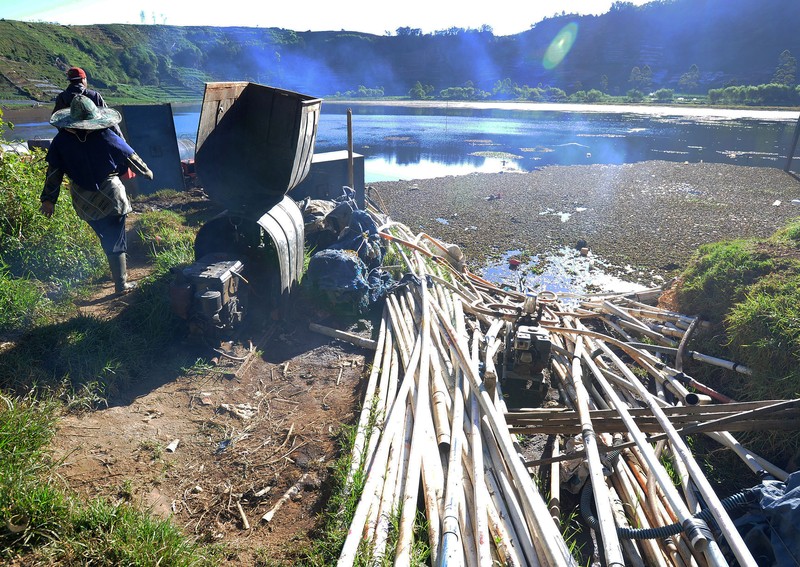 Pipa paralon untuk penyiraman ladang pertanian di Telaga Merdada Dieng., Jawa Tengah, Rabu (7/10/2026). (ZUMA Press Wire via Reuters Conn/Dasril Roszandi)