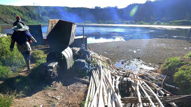 Pipa paralon untuk penyiraman ladang pertanian di Telaga Merdada Dieng., Jawa Tengah, Rabu (7/10/2026).