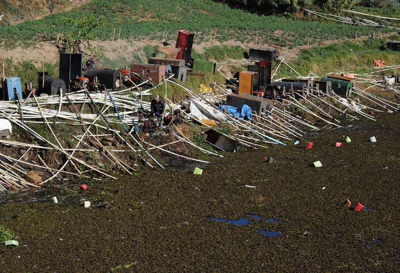 Pipa paralon untuk penyiraman ladang pertanian di Telaga Merdada Dieng., Jawa Tengah, Rabu (7/10/2026). (ZUMA Press Wire via Reuters Conn/Dasril Roszandi)