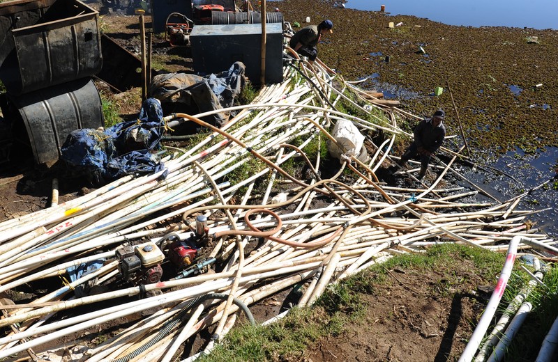 Pipa paralon untuk penyiraman ladang pertanian di Telaga Merdada Dieng., Jawa Tengah, Rabu (7/10/2026). (ZUMA Press Wire via Reuters Conn/Dasril Roszandi)