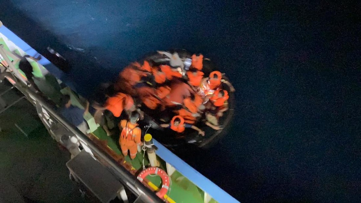 2 Kapal Tugboat Pertamina Bantu Evakuasi 17 Kru MV Khatulistiwa 8