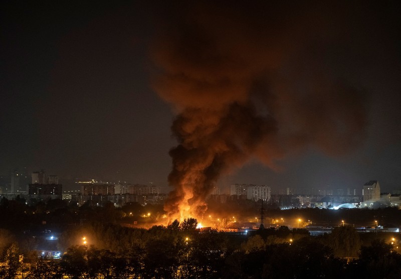 Serangan Rusia kembali menghantam sejumlah bangunan di ibu kota Ukraina, Kyiv, Rabu (7/10/2026). Serangan tersebut memicu kebakaran besar di sejumlah wilayah di tengah kota. (REUTERS/Gleb Garanich)