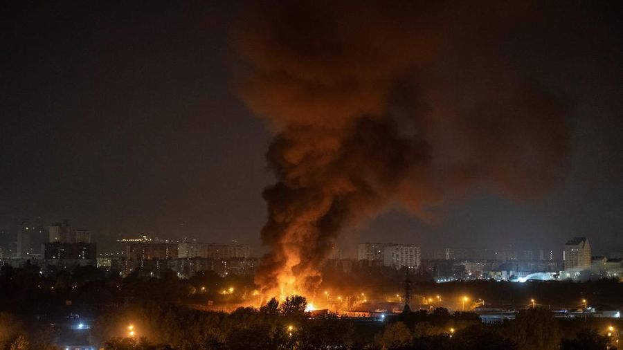 Serangan Rusia kembali menghantam sejumlah bangunan di ibu kota Ukraina, Kyiv, Rabu (7/10/2026). Serangan tersebut memicu kebakaran besar di sejumlah wilayah di tengah kota. (REUTERS/Gleb Garanich)