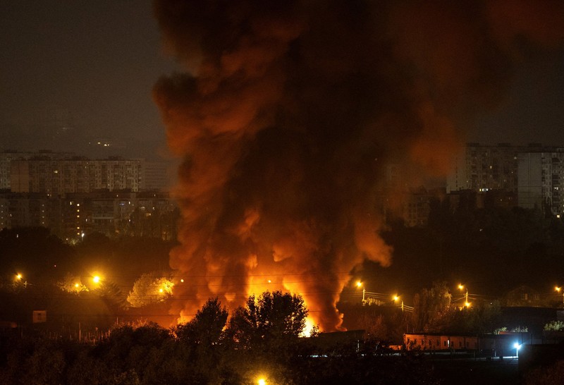 Serangan Rusia kembali menghantam sejumlah bangunan di ibu kota Ukraina, Kyiv, Rabu (7/10/2026). Serangan tersebut memicu kebakaran besar di sejumlah wilayah di tengah kota. (REUTERS/Gleb Garanich)