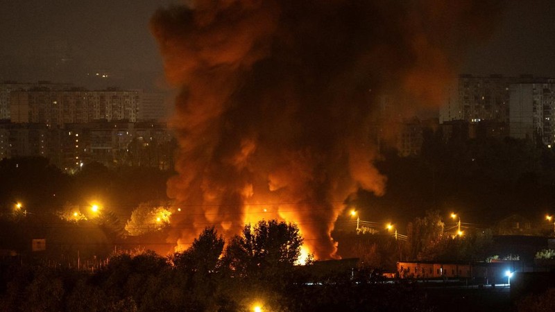 Serangan Rusia kembali menghantam sejumlah bangunan di ibu kota Ukraina, Kyiv, Rabu (7/10/2026). Serangan tersebut memicu kebakaran besar di sejumlah wilayah di tengah kota. (REUTERS/Gleb Garanich)