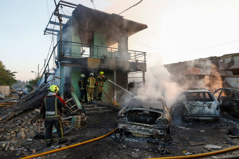 Serangan Rusia kembali menghantam sejumlah bangunan di ibu kota Ukraina, Kyiv, Rabu (7/10/2026). Serangan tersebut memicu kebakaran besar di sejumlah wilayah di tengah kota. (REUTERS/Gleb Garanich)