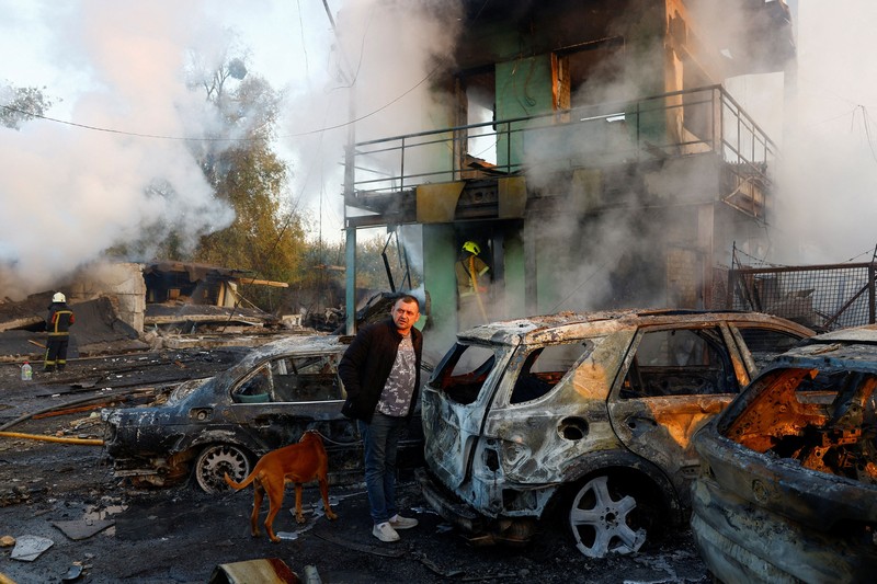 Serangan Rusia kembali menghantam sejumlah bangunan di ibu kota Ukraina, Kyiv, Rabu (7/10/2026). Serangan tersebut memicu kebakaran besar di sejumlah wilayah di tengah kota. (REUTERS/Gleb Garanich)
